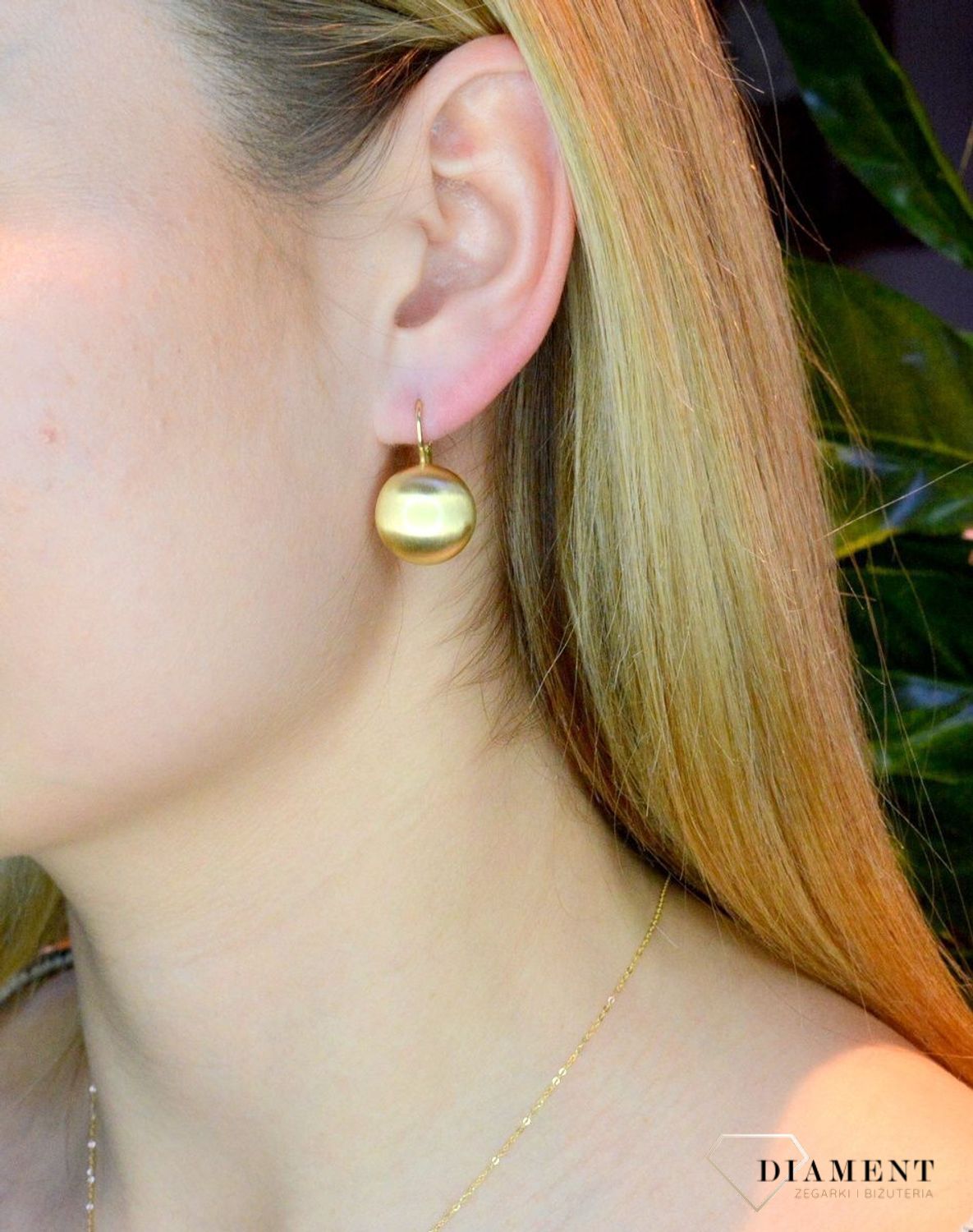 Srebrne kolczyki okrągłe matowe pozłacane OR AQ . Kolczyki wykonane z srebra próby 925 w pozłoceniu żółtego złota. Biżuteria w macie to jeden z najnowszych trendów. Modne kolczyki będą doskonałym prezentem.jpg